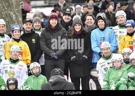 STOCKHOLM 2018-01-30 der Herzog von Cambridge, Prinz William, und die Herzogin von Cambridge, Catherine, werden am Dienstag im Zentrum von Stockholm, Schweden, mit dem Sport Bandy vertraut gemacht. Das britische Königspaar ist auf einem zweitägigen offiziellen Besuch in Schweden. Jonas Ekstromer / TT-Code 10030 Stockfoto