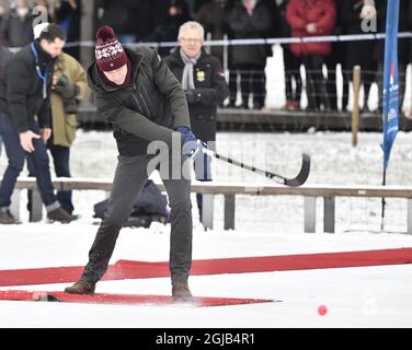 STOCKHOLM 2018-01-30 der Herzog von Cambridge, Prinz William, und die Herzogin von Cambridge, Catherine, werden am Dienstag im Zentrum von Stockholm, Schweden, mit dem Sport Bandy vertraut gemacht. Das britische Königspaar ist auf einem zweitägigen offiziellen Besuch in Schweden. Jonas Ekstromer / TT-Code 10030 Stockfoto