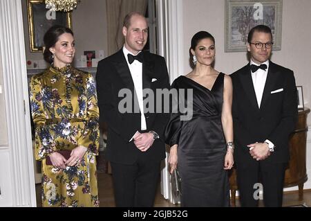 Prinz William (R), der Herzog von Cambridge und Catherine, Herzogin von Cambridge mit Kronprinzessin Victoria und Prinz Daniel posieren für Fotografen vor einem Abendessen in der Residenz des britischen Botschafters in Stockholm, Schweden, am 30. Januar 2018. Der Herzog und die Herzogin von Cambridge sind zu einem viertägigen Besuch in Schweden und Norwegen. Foto: Claudio Bresciani/TT Stockfoto