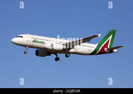 Rom, Italien. Juli 2021. Alitalia ist die Flaggenträger und größte Fluggesellschaft Italiens. Die Fluggesellschaft, die Mitglied der SkyTeam-Allianz ist, plant, sich unter dem neuen Namen ITA - Italia Trasporto Aereo neu zu firmieren. Die neue Fluggesellschaft will den Betrieb am 15. Oktober 2021 aufnehmen (Bildquelle: © Fabrizio Gandolfo/SOPA Images via ZUMA Press Wire) Stockfoto