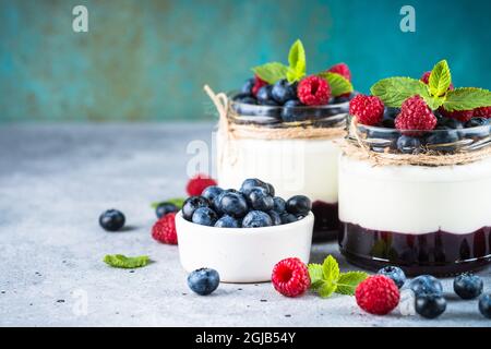 Parfait mit Rahm und frischen Beeren im Glas. Stockfoto
