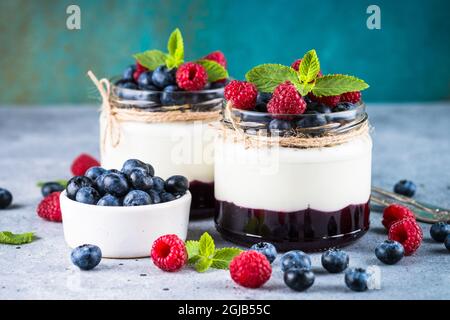 Parfait mit Rahm und frischen Beeren im Glas. Stockfoto