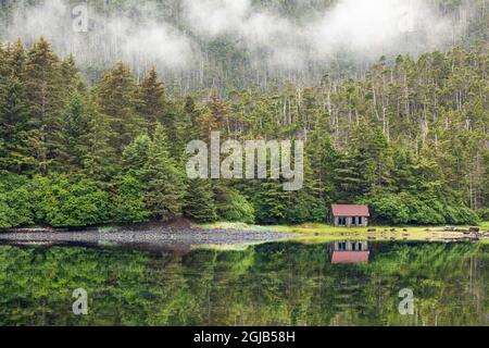 USA, Alaska, Tongass National Forest. Verlassene Hütte am Mirror Harbor. Kredit als: Don Paulson / Jaynes Gallery / DanitaDelimont.com Stockfoto