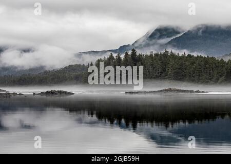 USA, Alaska, Tongass National Forest. Reflections in Mirror Harbor. Kredit als: Don Paulson / Jaynes Gallery / DanitaDelimont.com Stockfoto