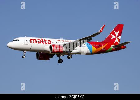 Rom, Italien. Juli 2021. Ein Air Malta Airbus 320 Neo, der auf dem Flughafen Rom-Fiumicino landet. (Bild: © Fabrizio Gandolfo/SOPA Images via ZUMA Press Wire) Stockfoto