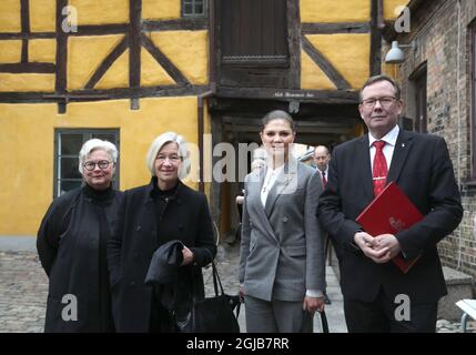 MALMO 20180323 Kronprinzessin Victoria wird bei der Ankunft im Form Design Center in MalmÃ¶ vom stadtrat Kent Andersson und dem Bezirkshauptmann Anneli HulthÃ©n begrüßt. Foto: Andreas Hillergren / TT kod 1006 Stockfoto