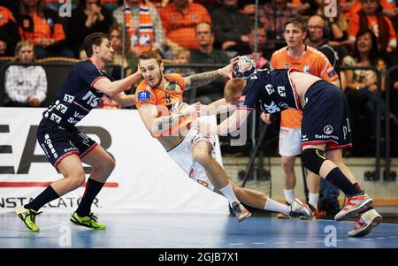 Hampus Wanne (L) und Henrik Toft Hansen (R) von Flensburg halten Kristianstads Stig Tore Moen Nilsen (C) während des EHF Champions League-Spiels der Herren von 16, dem ersten Handballspiel zwischen IFK Kristianstad und SG Flensburg-Handewitt, am 24. März 2018 in der Kristianstad Arena in Kristianstad, Schweden, ab. Poto: Andreas Hillergren / TT / 10600 Stockfoto