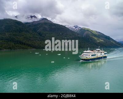 USA, Alaska, Tracy Arm-Fords Terror Wilderness, Luftaufnahme des Kreuzfahrtschiffs National Geographic Quest, das am Sommernachmittag in Endicott Arm fuhr (Edi Stockfoto