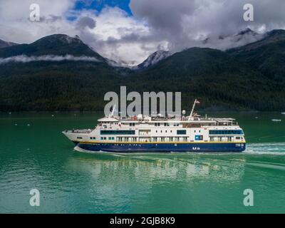 USA, Alaska, Tracy Arm-Fords Terror Wilderness, Luftaufnahme des Kreuzfahrtschiffs National Geographic Quest, das am Sommernachmittag in Endicott Arm fuhr (Edi Stockfoto