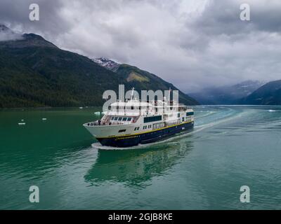 USA, Alaska, Tracy Arm-Fords Terror Wilderness, Luftaufnahme des Kreuzfahrtschiffs National Geographic Quest, das am Sommernachmittag in Endicott Arm fuhr (Edi Stockfoto