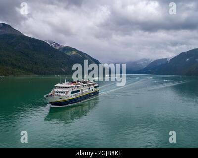 USA, Alaska, Tracy Arm-Fords Terror Wilderness, Luftaufnahme des Kreuzfahrtschiffs National Geographic Quest, das am Sommernachmittag in Endicott Arm fuhr (Edi Stockfoto