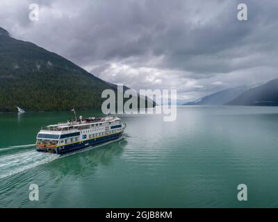 USA, Alaska, Tracy Arm-Fords Terror Wilderness, Luftaufnahme des Kreuzfahrtschiffs National Geographic Quest, das am Sommernachmittag in Endicott Arm fuhr (Edi Stockfoto