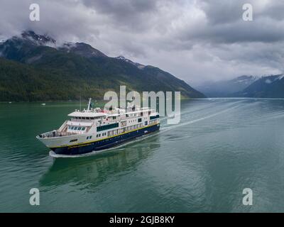 USA, Alaska, Tracy Arm-Fords Terror Wilderness, Luftaufnahme des Kreuzfahrtschiffs National Geographic Quest, das am Sommernachmittag in Endicott Arm fuhr (Edi Stockfoto