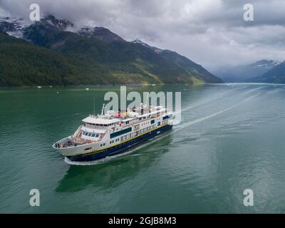 USA, Alaska, Tracy Arm-Fords Terror Wilderness, Luftaufnahme des Kreuzfahrtschiffs National Geographic Quest, das am Sommernachmittag in Endicott Arm fuhr (Edi Stockfoto