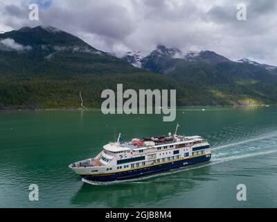 USA, Alaska, Tracy Arm-Fords Terror Wilderness, Luftaufnahme des Kreuzfahrtschiffs National Geographic Quest, das am Sommernachmittag in Endicott Arm fuhr (Edi Stockfoto