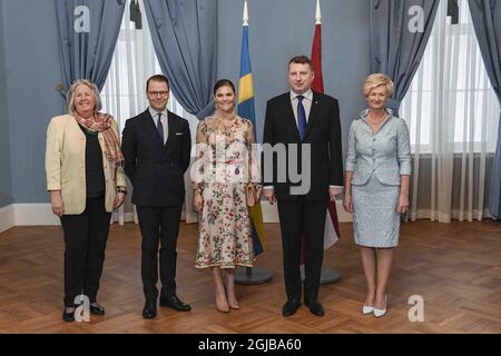 RIGA 2018-04-27 Kronprinzessin Victoria und Prinz Daniel werden am Freitag bei der offiziellen Begrüßungszeremonie MIT Präsident Raimonds Vejonis und Ehefrau Iveta Vejone im Schloss des Präsidenten der Republik Lettland in Riga gesehen. Das Paar der Kronprinzessin ist zum 100-jährigen Bestehen des Landes in Lettland. Foto: Pontus Lundahl / TT kod 10050 Stockfoto