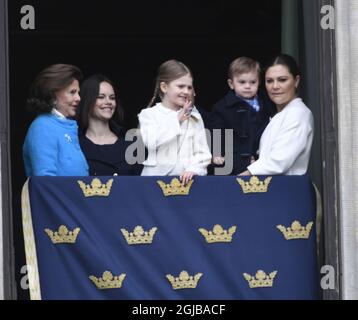STOCKHOLM 018-04-30 Königin Silvia, Prinzessin Sofia, Prinzessin Estelle, Prine Daniel, Prinz Oscar und Kronprinzessin Victoria während der Feier des 72. Geburtstages von König Carl Gustaf im königlichen Palast-Hof in Stockholm, Schweden, am Montag. Foto Henrik Montgomery / TT kod 10060 Stockfoto
