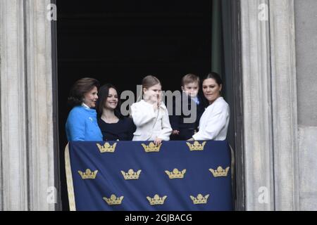 STOCKHOLM 018-04-30 Königin Silvia, Prinzessin Sofia, Prinzessin Estelle, Prine Daniel, Prinz Oscar und Kronprinzessin Victoria während der Feier des 72. Geburtstages von König Carl Gustaf im königlichen Palast-Hof in Stockholm, Schweden, am Montag. Foto Henrik Montgomery / TT kod 10060 Stockfoto