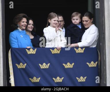 STOCKHOLM 018-04-30 Königin Silvia, Prinzessin Sofia, Prinzessin Estelle, Prine Daniel, Prinz Oscar und Kronprinzessin Victoria während der Feier des 72. Geburtstages von König Carl Gustaf im königlichen Palast-Hof in Stockholm, Schweden, am Montag. Foto Henrik Montgomery / TT kod 10060 Stockfoto