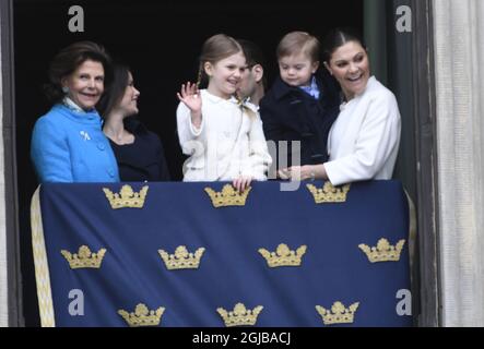 STOCKHOLM 018-04-30 Königin Silvia, Prinzessin Sofia, Prinzessin Estelle, Prine Daniel, Prinz Oscar und Kronprinzessin Victoria während der Feier des 72. Geburtstages von König Carl Gustaf im königlichen Palast-Hof in Stockholm, Schweden, am Montag. Foto Henrik Montgomery / TT kod 10060 Stockfoto