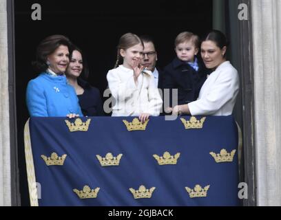 STOCKHOLM 018-04-30 Königin Silvia, Prinzessin Sofia, Prinzessin Estelle, Prine Daniel, Prinz Oscar und Kronprinzessin Victoria während der Feier des 72. Geburtstages von König Carl Gustaf im königlichen Palast-Hof in Stockholm, Schweden, am Montag. Foto Henrik Montgomery / TT kod 10060 Stockfoto