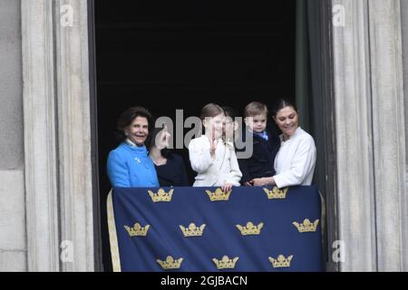 STOCKHOLM 018-04-30 Königin Silvia, Prinzessin Sofia, Prinzessin Estelle, Prine Daniel, Prinz Oscar und Kronprinzessin Victoria während der Feier des 72. Geburtstages von König Carl Gustaf im königlichen Palast-Hof in Stockholm, Schweden, am Montag. Foto Henrik Montgomery / TT kod 10060 Stockfoto