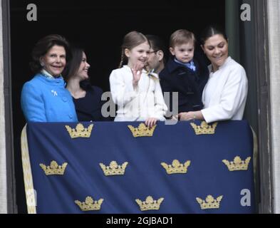 STOCKHOLM 018-04-30 Königin Silvia, Prinzessin Sofia, Prinzessin Estelle, Prine Daniel, Prinz Oscar und Kronprinzessin Victoria während der Feier des 72. Geburtstages von König Carl Gustaf im königlichen Palast-Hof in Stockholm, Schweden, am Montag. Foto Henrik Montgomery / TT kod 10060 Stockfoto
