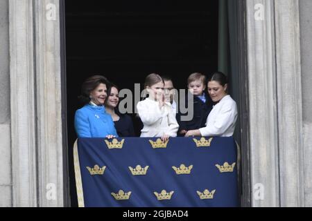 STOCKHOLM 018-04-30 Königin Silvia, Prinzessin Sofia, Prinzessin Estelle, Prine Daniel, Prinz Oscar und Kronprinzessin Victoria während der Feier des 72. Geburtstages von König Carl Gustaf im königlichen Palast-Hof in Stockholm, Schweden, am Montag. Foto Henrik Montgomery / TT kod 10060 Stockfoto