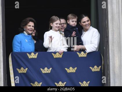 STOCKHOLM 018-04-30 Königin Silvia, Prinzessin Sofia, Prinzessin Estelle, Prine Daniel, Prinz Oscar und Kronprinzessin Victoria während der Feier des 72. Geburtstages von König Carl Gustaf im königlichen Palast-Hof in Stockholm, Schweden, am Montag. Foto Henrik Montgomery / TT kod 10060 Stockfoto