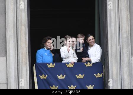 STOCKHOLM 018-04-30 Königin Silvia, Prinzessin Sofia, Prinzessin Estelle, Prine Daniel, Prinz Oscar und Kronprinzessin Victoria während der Feier des 72. Geburtstages von König Carl Gustaf im königlichen Palast-Hof in Stockholm, Schweden, am Montag. Foto Henrik Montgomery / TT kod 10060 Stockfoto