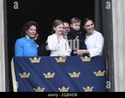 STOCKHOLM 018-04-30 Königin Silvia, Prinzessin Sofia, Prinzessin Estelle, Prine Daniel, Prinz Oscar und Kronprinzessin Victoria während der Feier des 72. Geburtstages von König Carl Gustaf im königlichen Palast-Hof in Stockholm, Schweden, am Montag. Foto Henrik Montgomery / TT kod 10060 Stockfoto