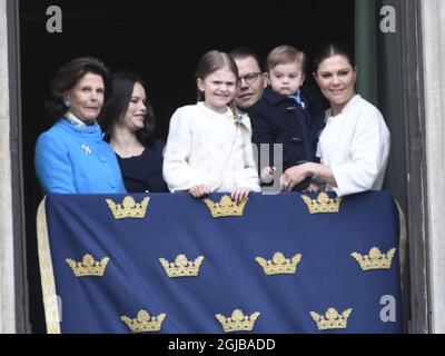 STOCKHOLM 018-04-30 Königin Silvia, Prinzessin Sofia, Prinzessin Estelle, Prine Daniel, Prinz Oscar und Kronprinzessin Victoria während der Feier des 72. Geburtstages von König Carl Gustaf im königlichen Palast-Hof in Stockholm, Schweden, am Montag. Foto Henrik Montgomery / TT kod 10060 Stockfoto