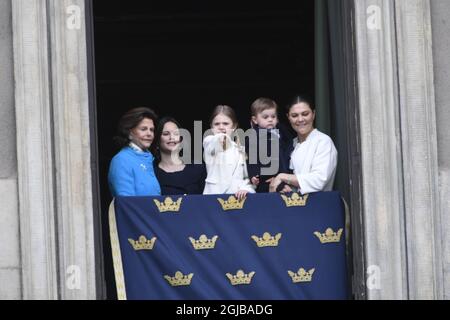STOCKHOLM 018-04-30 Königin Silvia, Prinzessin Sofia, Prinzessin Estelle, Prine Daniel, Prinz Oscar und Kronprinzessin Victoria während der Feier des 72. Geburtstages von König Carl Gustaf im königlichen Palast-Hof in Stockholm, Schweden, am Montag. Foto Henrik Montgomery / TT kod 10060 Stockfoto