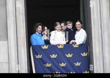 STOCKHOLM 018-04-30 Königin Silvia, Prinzessin Sofia, Prinzessin Estelle, Prine Daniel, Prinz Oscar und Kronprinzessin Victoria während der Feier des 72. Geburtstages von König Carl Gustaf im königlichen Palast-Hof in Stockholm, Schweden, am Montag. Foto Henrik Montgomery / TT kod 10060 Stockfoto
