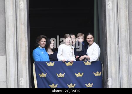 STOCKHOLM 018-04-30 Königin Silvia, Prinzessin Sofia, Prinzessin Estelle, Prine Daniel, Prinz Oscar und Kronprinzessin Victoria während der Feier des 72. Geburtstages von König Carl Gustaf im königlichen Palast-Hof in Stockholm, Schweden, am Montag. Foto Henrik Montgomery / TT kod 10060 Stockfoto