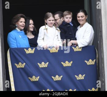 STOCKHOLM 018-04-30 Königin Silvia, Prinzessin Sofia, Prinzessin Estelle, Prine Daniel, Prinz Oscar und Kronprinzessin Victoria während der Feier des 72. Geburtstages von König Carl Gustaf im königlichen Palast-Hof in Stockholm, Schweden, am Montag. Foto Henrik Montgomery / TT kod 10060 Stockfoto