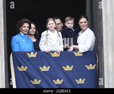 STOCKHOLM 018-04-30 Königin Silvia, Prinzessin Sofia, Prinzessin Estelle, Prine Daniel, Prinz Oscar und Kronprinzessin Victoria während der Feier des 72. Geburtstages von König Carl Gustaf im königlichen Palast-Hof in Stockholm, Schweden, am Montag. Foto Henrik Montgomery / TT kod 10060 Stockfoto