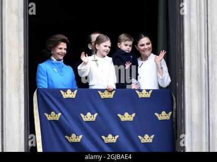 STOCKHOLM 018-04-30 Königin Silvia, Prinzessin Sofia, Prinzessin Estelle, Prine Daniel, Prinz Oscar und Kronprinzessin Victoria während der Feier des 72. Geburtstages von König Carl Gustaf im königlichen Palast-Hof in Stockholm, Schweden, am Montag. Foto Henrik Montgomery / TT kod 10060 Stockfoto
