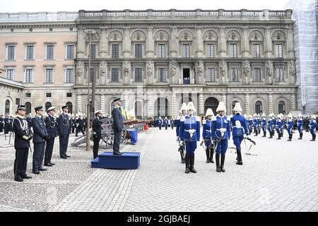 STOCKHOLM 018-04-30 Königin Silvia, Prinzessin Sofia, Prinzessin Estelle, Prine Daniel, Prinz Oscar und Kronprinzessin Victoria während der Feier des 72. Geburtstages von König Carl Gustaf im königlichen Palast-Hof in Stockholm, Schweden, am Montag. Foto Henrik Montgomery / TT kod 10060 Stockfoto