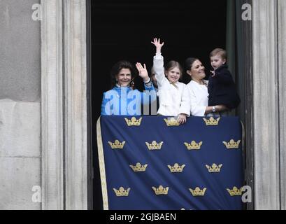 STOCKHOLM 018-04-30 Königin Silvia, Prinzessin Sofia, Prinzessin Estelle, Prine Daniel, Prinz Oscar und Kronprinzessin Victoria während der Feier des 72. Geburtstages von König Carl Gustaf im königlichen Palast-Hof in Stockholm, Schweden, am Montag. Foto Henrik Montgomery / TT kod 10060 Stockfoto
