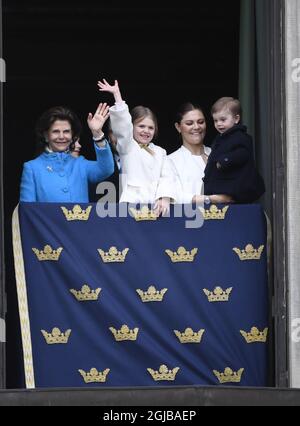 STOCKHOLM 018-04-30 Königin Silvia, Prinzessin Sofia, Prinzessin Estelle, Prine Daniel, Prinz Oscar und Kronprinzessin Victoria während der Feier des 72. Geburtstages von König Carl Gustaf im königlichen Palast-Hof in Stockholm, Schweden, am Montag. Foto Henrik Montgomery / TT kod 10060 Stockfoto