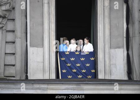 STOCKHOLM 018-04-30 Königin Silvia, Prinzessin Sofia, Prinzessin Estelle, Prine Daniel, Prinz Oscar und Kronprinzessin Victoria während der Feier des 72. Geburtstages von König Carl Gustaf im königlichen Palast-Hof in Stockholm, Schweden, am Montag. Foto Henrik Montgomery / TT kod 10060 Stockfoto
