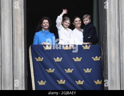 STOCKHOLM 018-04-30 Königin Silvia, Prinzessin Sofia, Prinzessin Estelle, Prine Daniel, Prinz Oscar und Kronprinzessin Victoria während der Feier des 72. Geburtstages von König Carl Gustaf im königlichen Palast-Hof in Stockholm, Schweden, am Montag. Foto Henrik Montgomery / TT kod 10060 Stockfoto