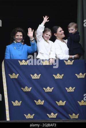 STOCKHOLM 018-04-30 Königin Silvia, Prinzessin Sofia, Prinzessin Estelle, Prine Daniel, Prinz Oscar und Kronprinzessin Victoria während der Feier des 72. Geburtstages von König Carl Gustaf im königlichen Palast-Hof in Stockholm, Schweden, am Montag. Foto Henrik Montgomery / TT kod 10060 Stockfoto