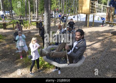 VASE 2018-05-17 Prinz Carl Philip wird bei der Einweihung des Spielplatzes „Vilda Parken“ in Vase, Varmland, mit Kindern gesehen. Der Prinz, der Herzog von Varmland, besucht seinen Kreis einen Tag Foto: Anders Wiklund / TT / kod 10040 Stockfoto