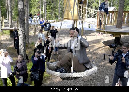 VASE 2018-05-17 Prinz Carl Philip wird bei der Einweihung des Spielplatzes „Vilda Parken“ in Vase, Varmland, mit Kindern gesehen. Der Prinz, der Herzog von Varmland, besucht seinen Kreis einen Tag Foto: Anders Wiklund / TT / kod 10040 Stockfoto