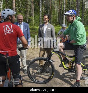 VASE 2018-05-17 Prinz Carl Philip wird bei der Einweihung des Spielplatzes „Vilda Parken“ in Vase, Varmland, mit Kindern gesehen. Der Prinz, der Herzog von Varmland, besucht seinen Kreis einen Tag Foto: Anders Wiklund / TT / kod 10040 Stockfoto