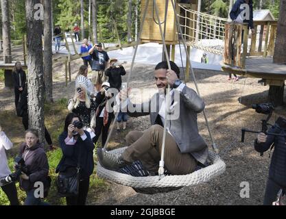 VASE 2018-05-17 Prinz Carl Philip wird während der Einweihung des Spielplatzes 'Vilda Parkenâ € in Vase, Varmland gesehen. Der Prinz, der Herzog von Varmland, besucht seinen Kreis einen Tag Foto: Anders Wiklund / TT / kod 10040 Stockfoto