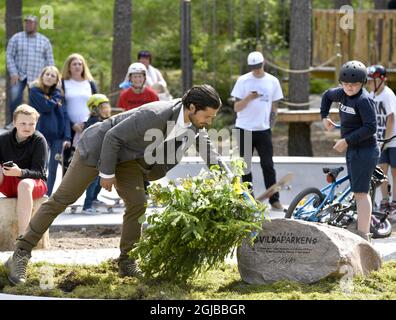 VASE 2018-05-17 Prinz Carl Philip wird während der Einweihung des Spielplatzes „Vilda Parken“ in Vase, Varmland, gesehen. Der Prinz, der Herzog von Varmland, besucht seinen Kreis einen Tag Foto: Anders Wiklund / TT / kod 10040 Stockfoto