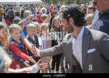 VASE 2018-05-17 Prinz Carl Philip wird mit Kindern während der Einweihung des Spielplatzes 'Vilda Parkenâ € in Vase, Varmland gesehen. Der Prinz, der Herzog von Varmland, besucht seinen Kreis einen Tag Foto: Anders Wiklund / TT / kod 10040 Stockfoto